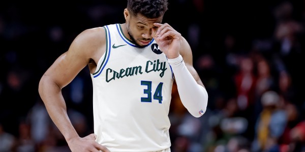 世界杯直播app官方入口-机会不多！字母哥半场仅出手3次 3中3得到8分7篮板3助攻1抢断