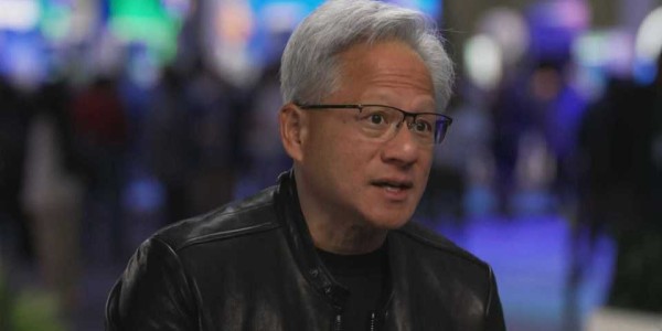 特朗普电话急召：黄仁勋飞往阿拉斯加追上总统专机
