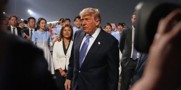 特朗普电话急召：黄仁勋飞往阿拉斯加追上总统专机