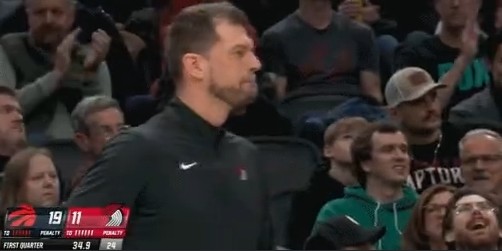 世界杯比赛直播平台-首节给了5分20秒时间！杨瀚森被换下时与主教练斯普利特击掌！