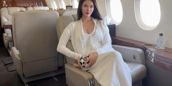 世界杯直播app官方入口-牌手ALL IN姐&amp;amp;巴特勒再度同框！因身材出众出圈 不仅有料还大方