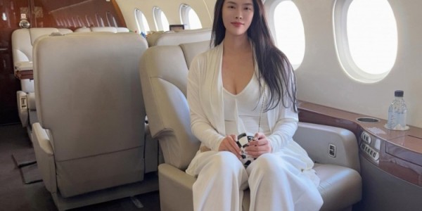 世界杯直播app官方入口-牌手ALL IN姐&amp;amp;巴特勒再度同框！因身材出众出圈 不仅有料还大方
